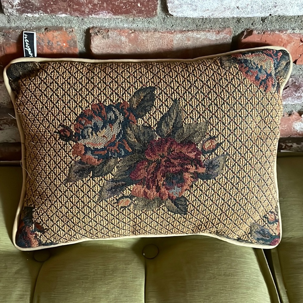 Newport small rectangular pillow. Green gold red.